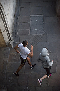 城市中男女跑步运动员的俯视图友谊高清图片素材