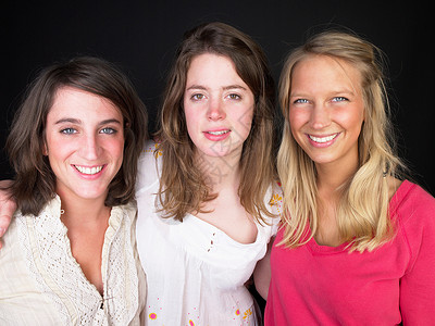 三个女朋友微笑着外国高清图片素材