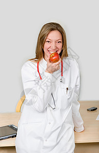 女医生吃苹果图片