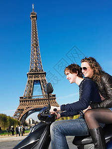 巴黎的一对夫妇图片