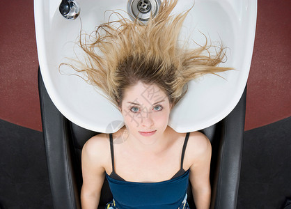 理发店洗头的女人图片