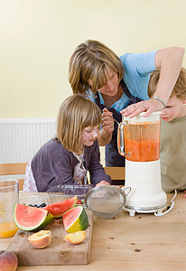 孩子和妈妈做水果冰沙高清图片