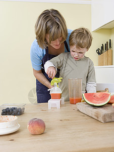 做水果棒棒糖的男孩和妈妈图片