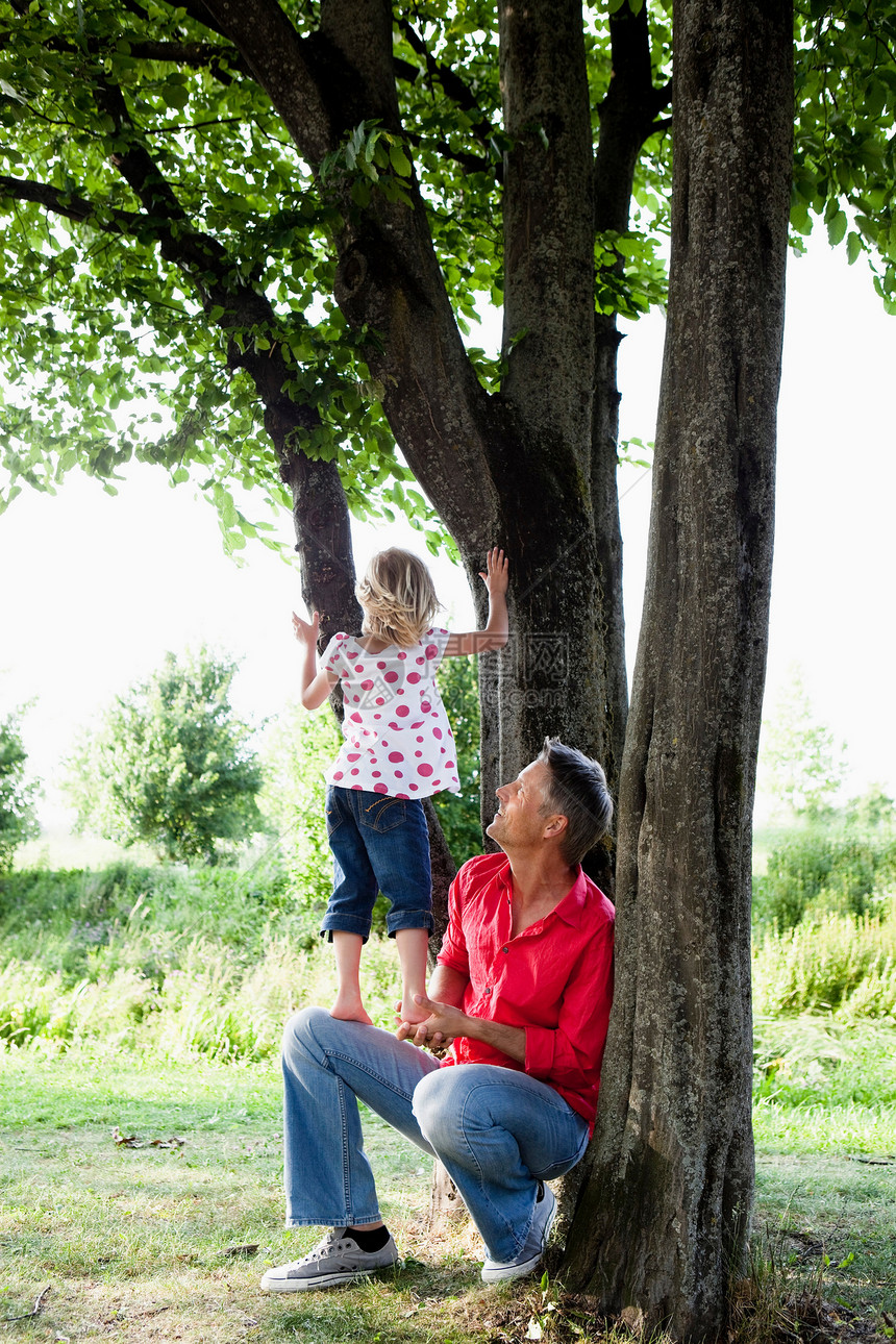 父女在爬树图片