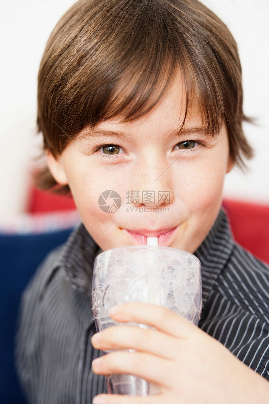 喝水的男孩图片