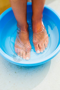 浸泡在浴缸中的脚足部护理高清图片素材