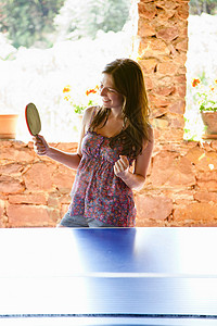 打乒乓球的女人图片