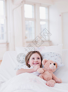 和泰迪熊在床上的女孩图片
