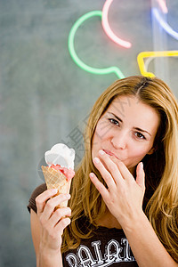 年轻女子冰淇淋蛋卷白种人高清图片素材