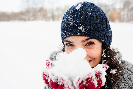 手拿雪的女人背景图片