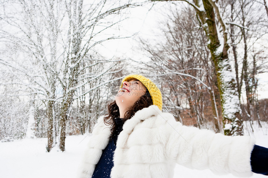 在雪林中跳舞的女人图片