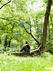 坐在树林里的女人旅行高清图片素材