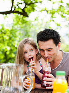 父亲和女儿喝酒图片
