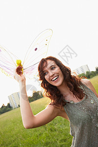 抱着玩具蝴蝶的女人特写镜头图片