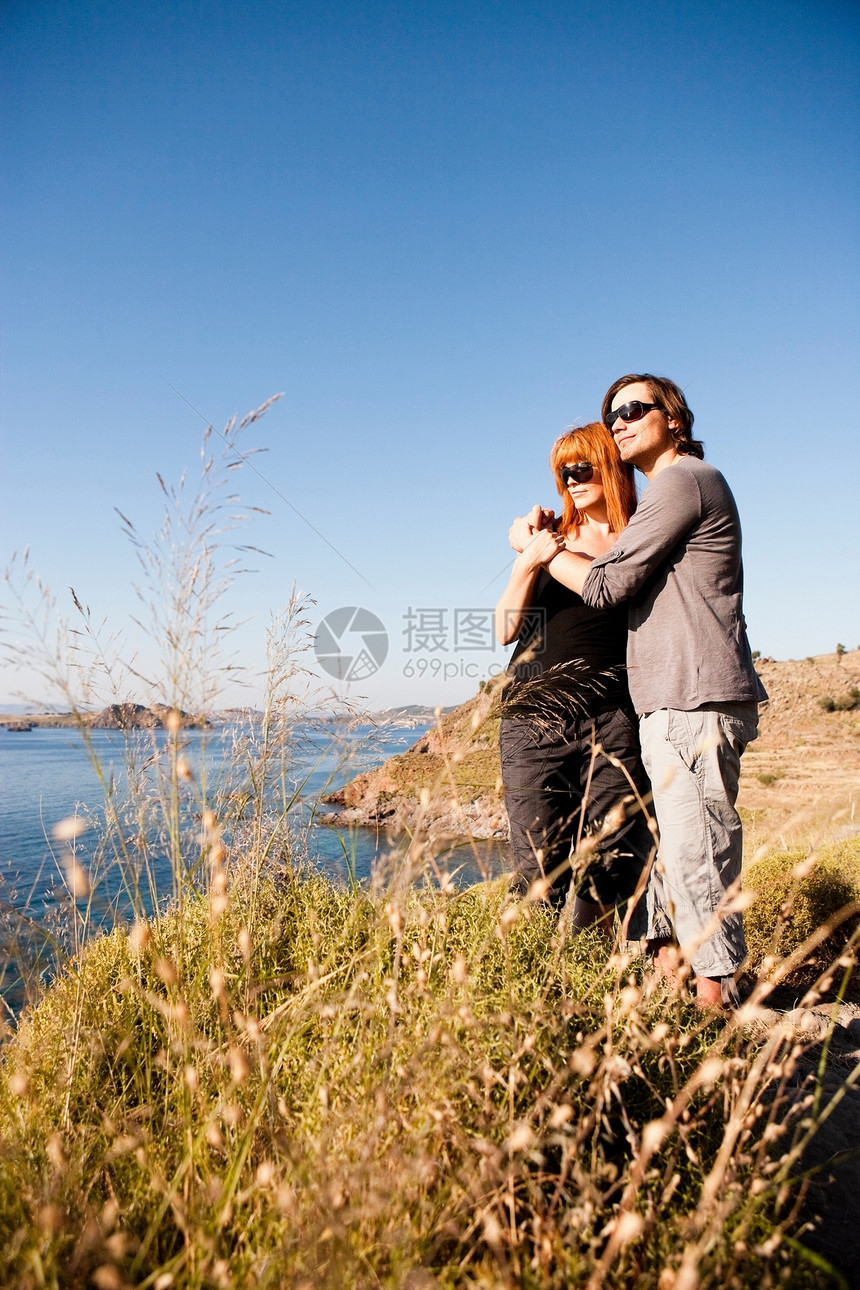 年轻夫妇欣赏风景图片