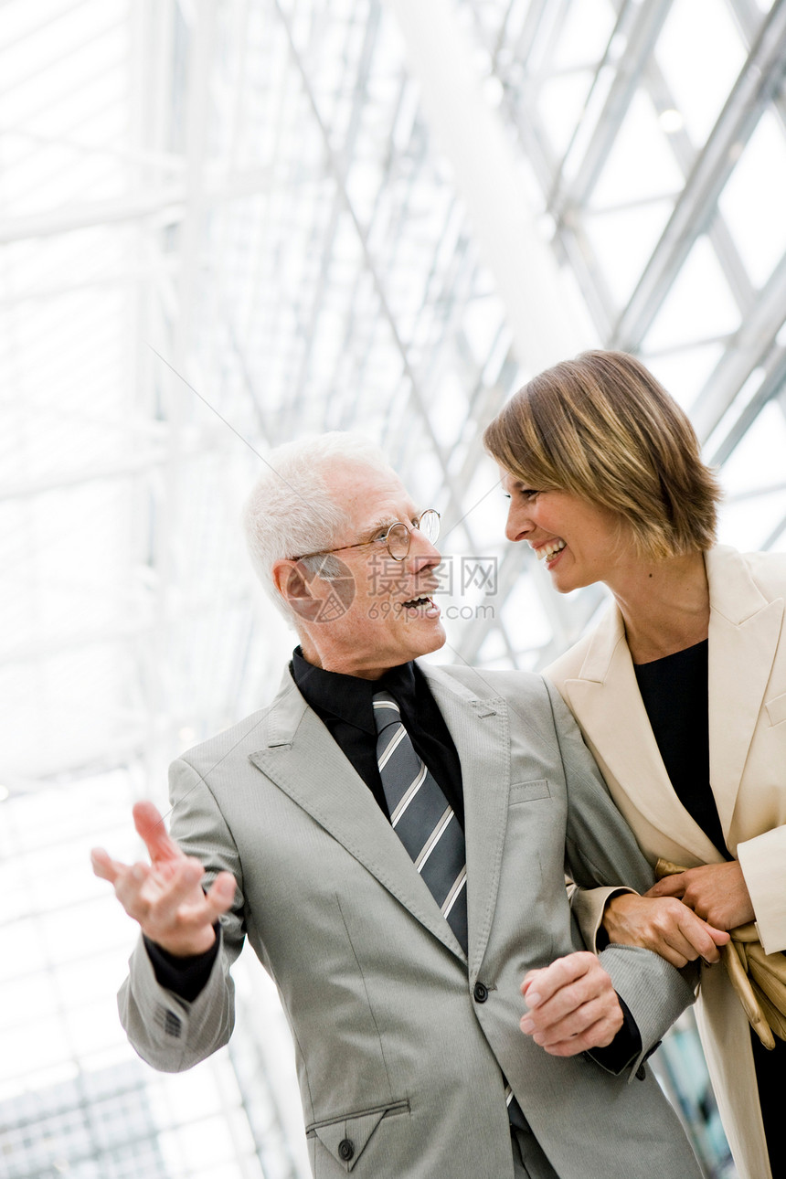 老男人和年轻女人说话图片
