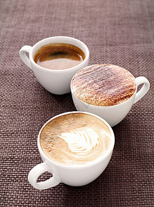 编织垫上的咖啡杯图片