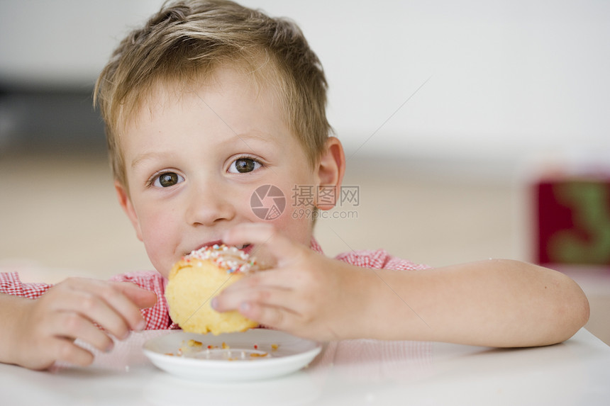 小男孩吃甜品图片
