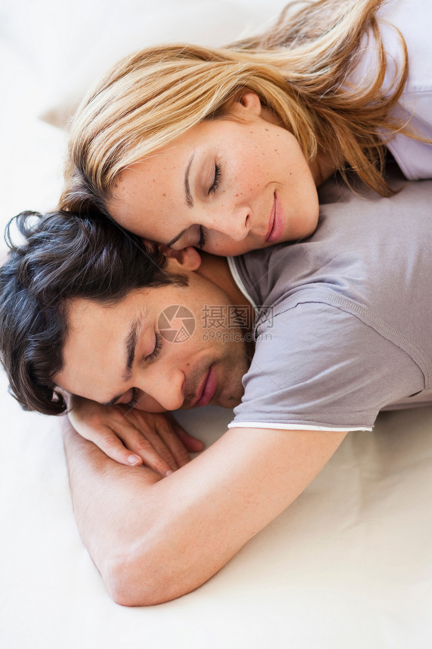年轻夫妇在睡觉图片