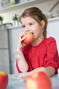 吃苹果的女孩背景图片