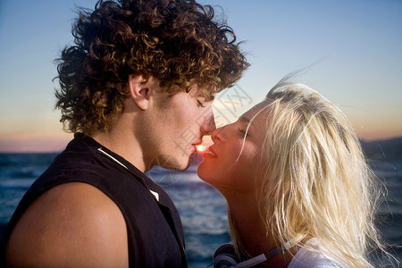 情侣在日落时亲吻高清图片