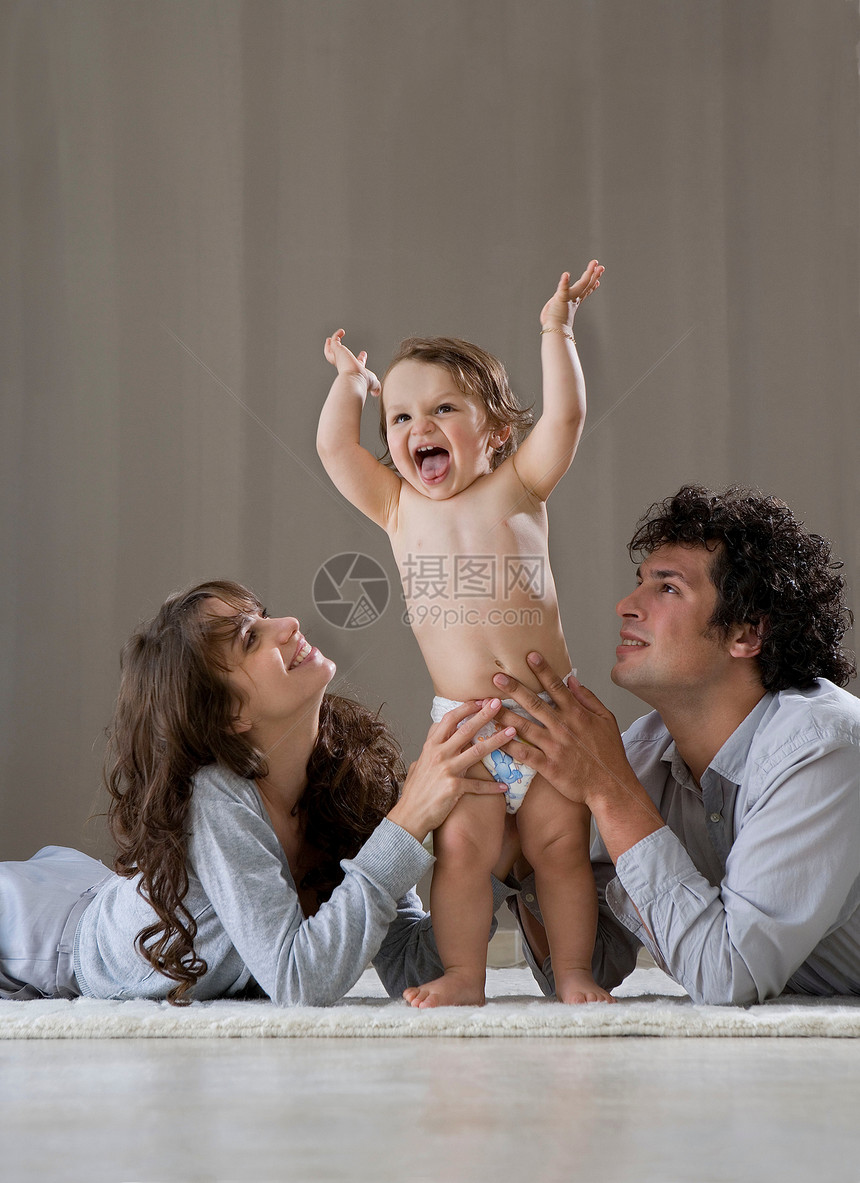 父母扶着婴儿站起来图片