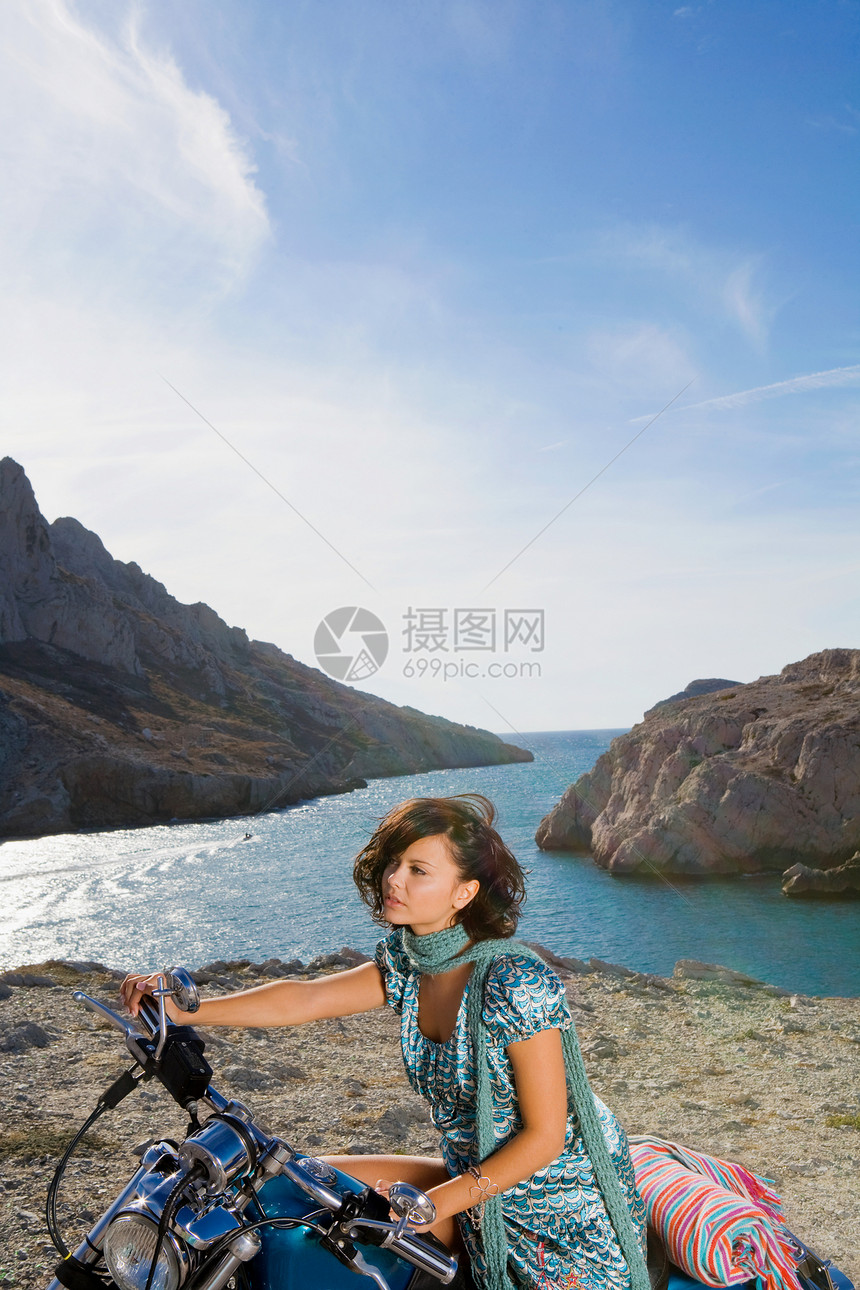 骑摩托车的女人图片