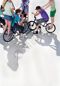 骑自行车的青少年们图片