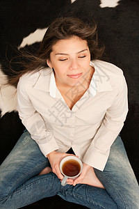 坐着喝茶的女人闭眼高清图片素材