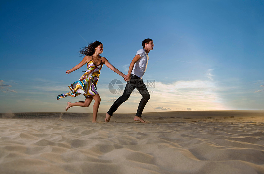 在海滩上跑步的夫妇图片