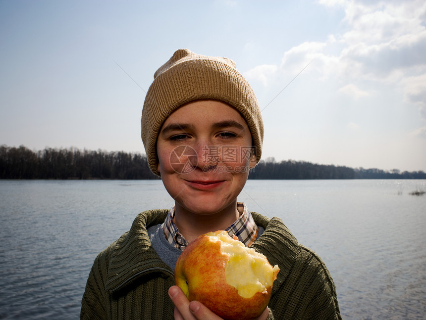 在河边拿着苹果的男孩图片