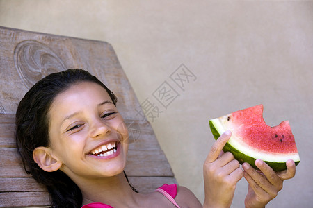 微笑的女孩吃西瓜图片