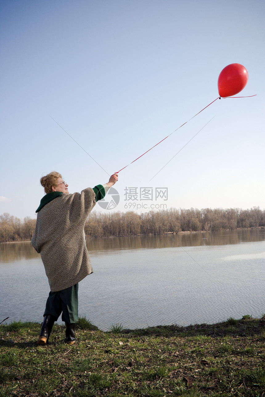 河边的老妇人图片