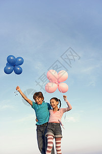 两个孩子拿着气球大笑图片
