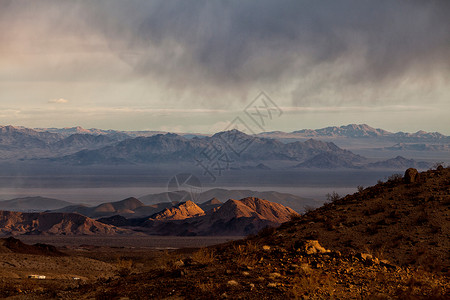 干旱沙漠景观中的山脉图片