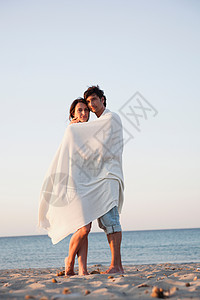 一对夫妇用毛巾包着身体放松高清图片素材