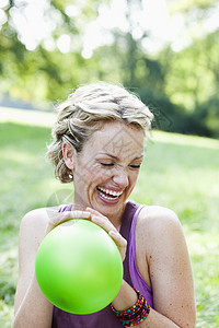 玩气球的女人笑了图片
