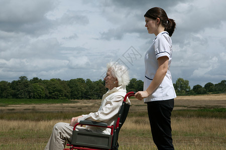 坐轮椅的老年妇女和护士图片