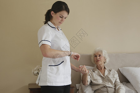 老年妇女脉搏护士背景图片