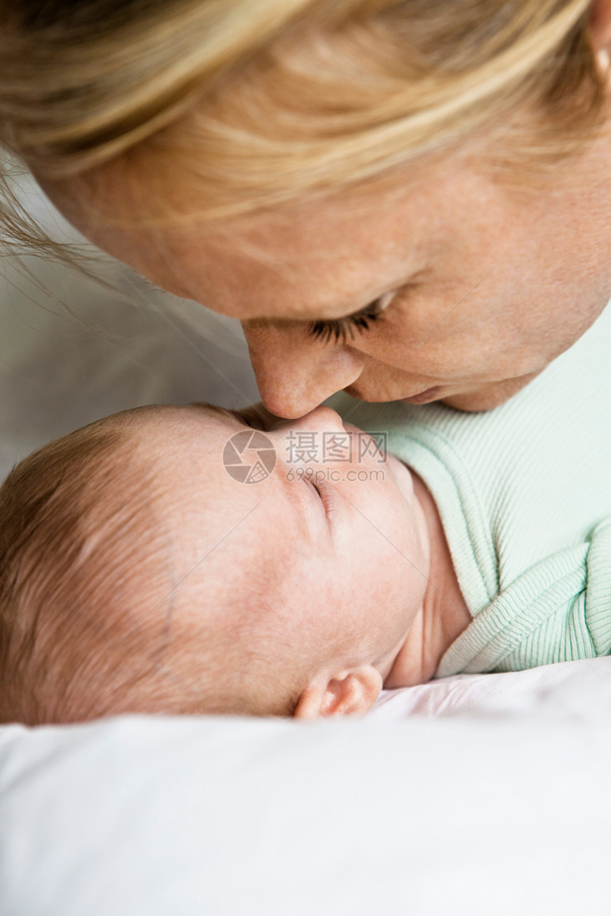 母亲与婴儿接触鼻子图片