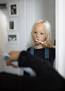 年轻女孩在刷牙图片