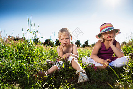 女孩们坐在草地上图片