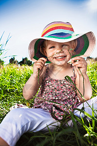 在草地上戴太阳帽的小女孩外国小孩高清图片素材