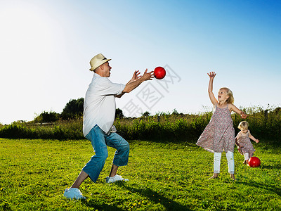 父亲在户外和女儿玩耍田园的高清图片素材