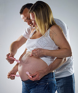男人抱着孕妇图片