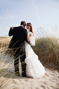 新郎新娘在海滩上跳舞妻子高清图片素材