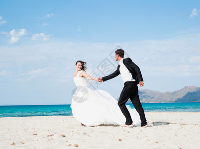 新郎新娘沿着海滩奔跑外国人高清图片素材