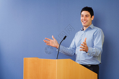 英语短句在讲台上讲话的人背景