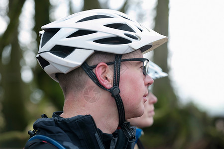 带自行车头盔的乡村情侣白天高清图片素材