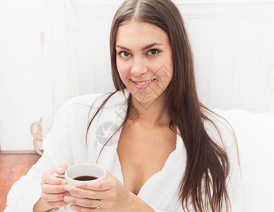 微笑的女人在喝咖啡一个人高清图片素材